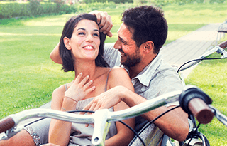 Foto de um casal sentado em um parque | Alea | Tenda.com