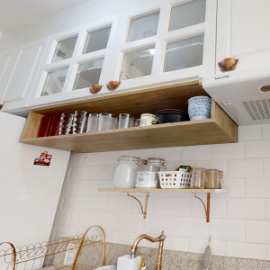 Cozinha pequena com armários brancos | Apartamento Minha Casa Minha Vida | Tenda.com