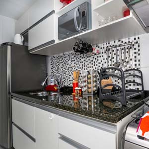 Cozinha pequena com armário branco | Apartamento Minha Casa Minha Vida | Tenda.com