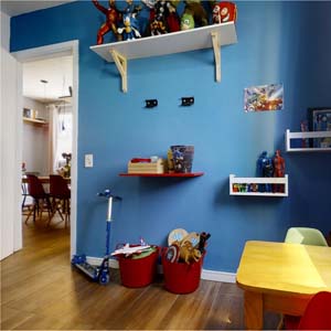 Quarto infantil pequeno com parede azul | Apartamento Minha Casa Minha Vida | Tenda.com