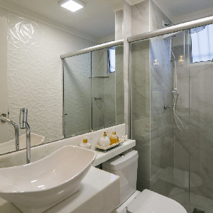 Banheiro pequeno branco e cinza | Apartamento Minha Casa Minha Vida | Tenda.com