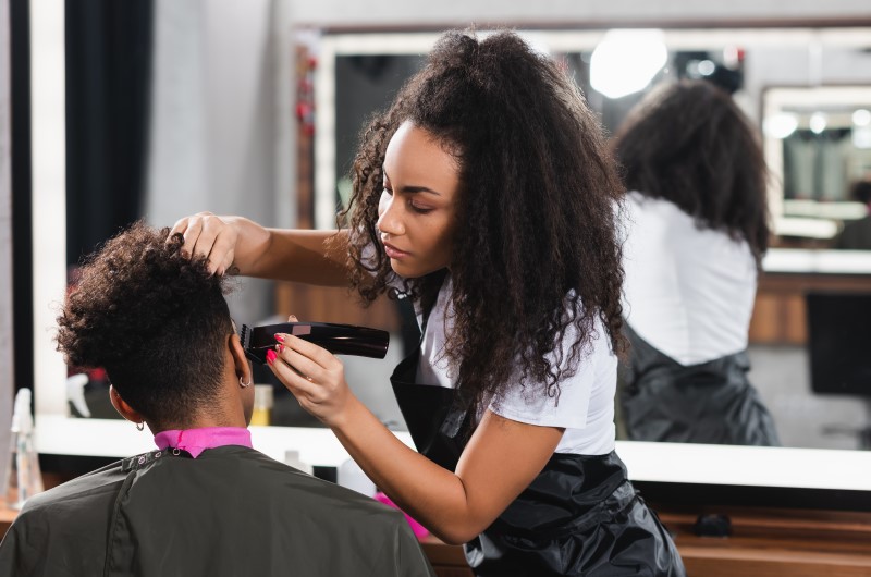 Cabeleireira cortando cabelo da cliente | Como um autônomo pode comprovar renda | Guia da Tenda | Blog da Tenda