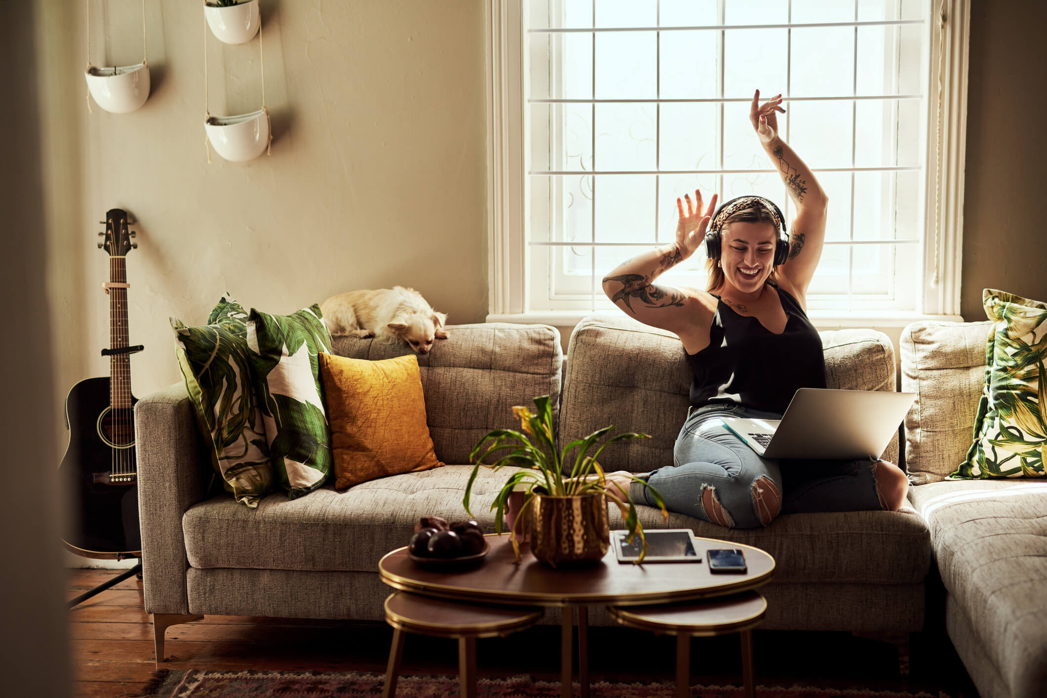 Como financiar um apartamento | Foto de uma Mulher feliz na sala de estar de casa | Guia da Tenda | Blog da Tenda