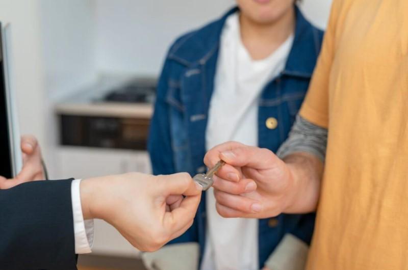 Financiamento para negativado | Foto de um corretor de imóveis entregando as chaves da casa própria para um casal | Trilha da Conquista | Blog da Tenda