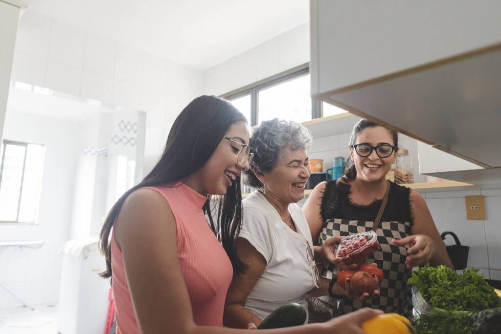 Avó, mãe e filha dividem espaço na cozinha | Morar com parentes | Para Você | Blog da Tenda