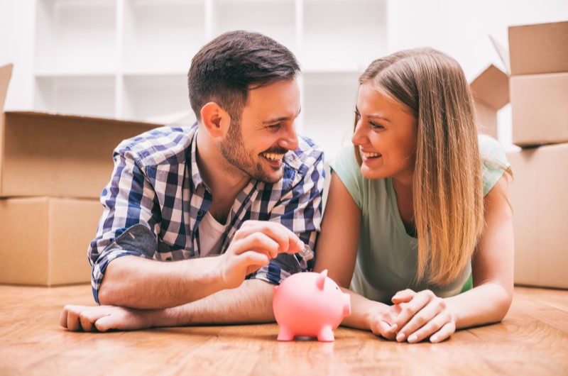 Casal se mudando e economizando | Como comprar uma casa | Guia da Tenda | Blog da Tenda