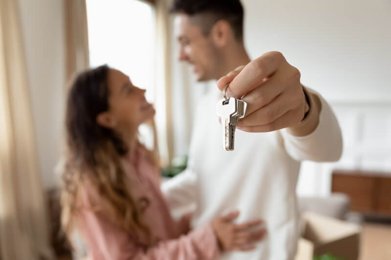 Foto de um casal com a chave da casa própria | Comprar apartamento com o namorado | Blog da Tenda