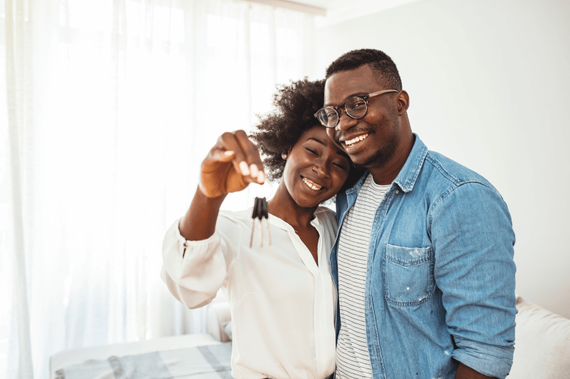 Foto de um casal segurando as chaves da casa própria | Festa de casamento ou comprar apartamento | Blog da Tenda