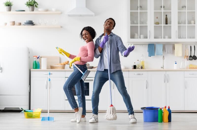 Casal se divertindo limpando a casa | Tarefas | Blog da Tenda