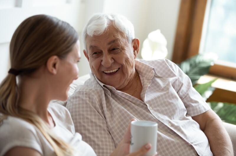 Homem idoso rindo ao lado de jovem mulher | Qual a idade limite para financiamento imobiliário | Guia da Tenda | Blog da Tenda