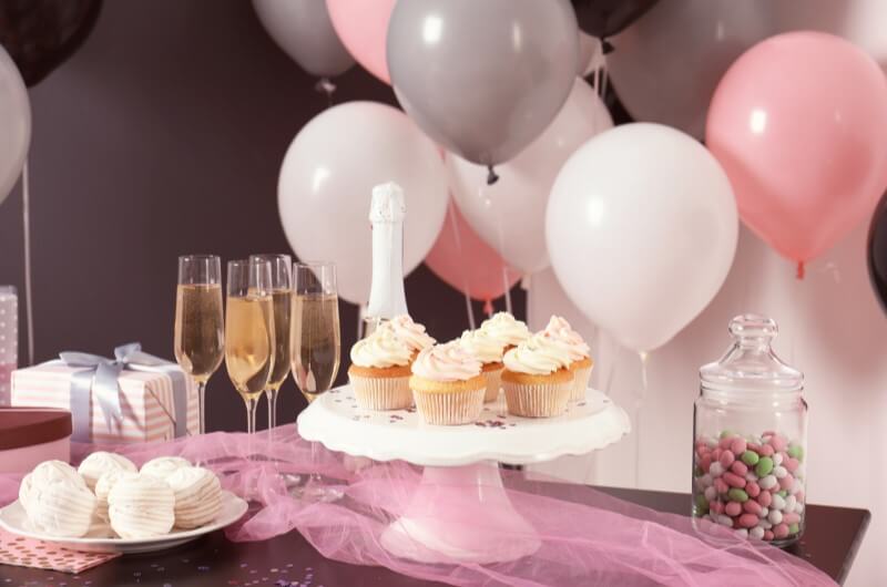 Foto de cupcakes, balões de festa, caixas de presentes, taças de champagne e decoração para festa | Como organizar um chá de panela | Casa e Decoração | Blog da Tenda