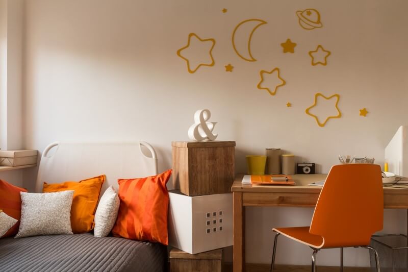 Foto de um cantinho de estudo infantil no quarto com detalhes em laranja | Cantinho de estudo | Decoração | Blog da Tenda