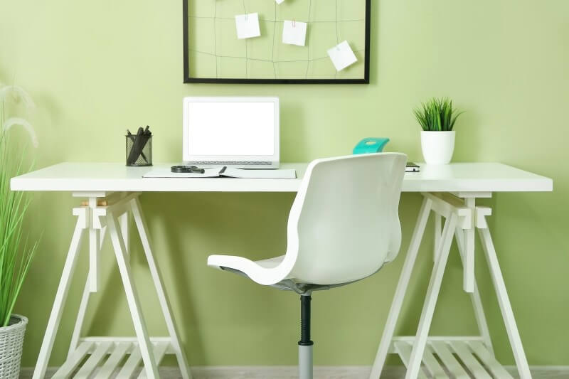 Foto de um cantinho de estudo simples com parede verde | Cantinho de estudo | Decoração | Blog da Tenda