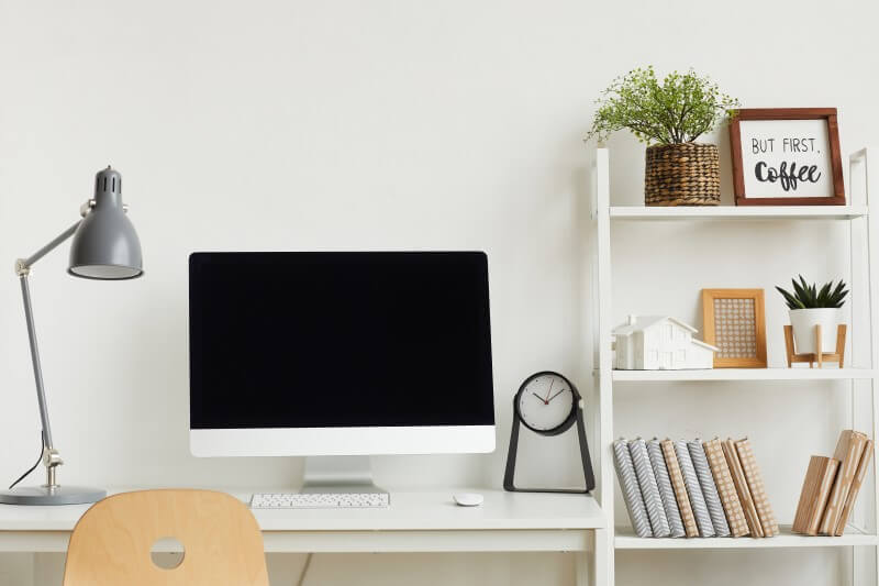 Foto de uma escrivaninha branca com estante | Cantinho de estudo | Decoração | Blog da Tenda