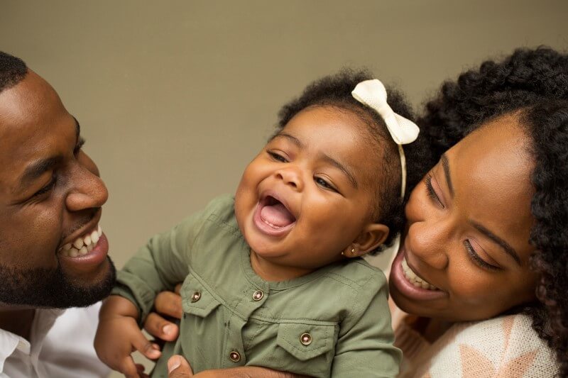 Foto de um casal com uma bebê | Programa Casa Verde e Amarela | Minha Casa Minha Vida | Blog da Tenda