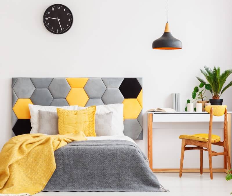 Foto de um quarto com cabeceira cinza e amarelo | Pantone 2021 | Decoração | Blog da Tenda