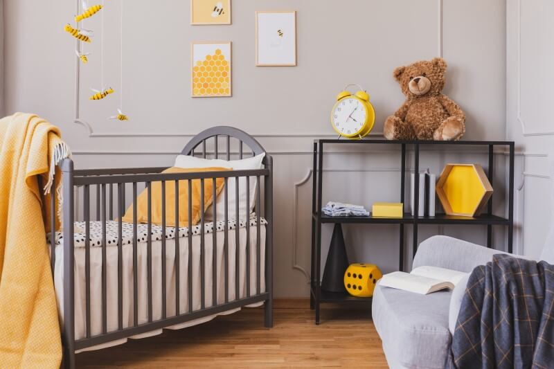 Foto de um quarto de bebê cinza e amarelo | Pantone 2021 | Decoração | Blog da Tenda