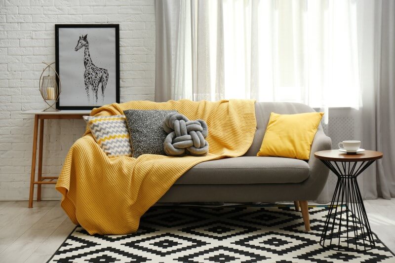 Foto de uma sala pequena cinza e amarelo | Pantone 2021 | Decoração | Blog da Tenda