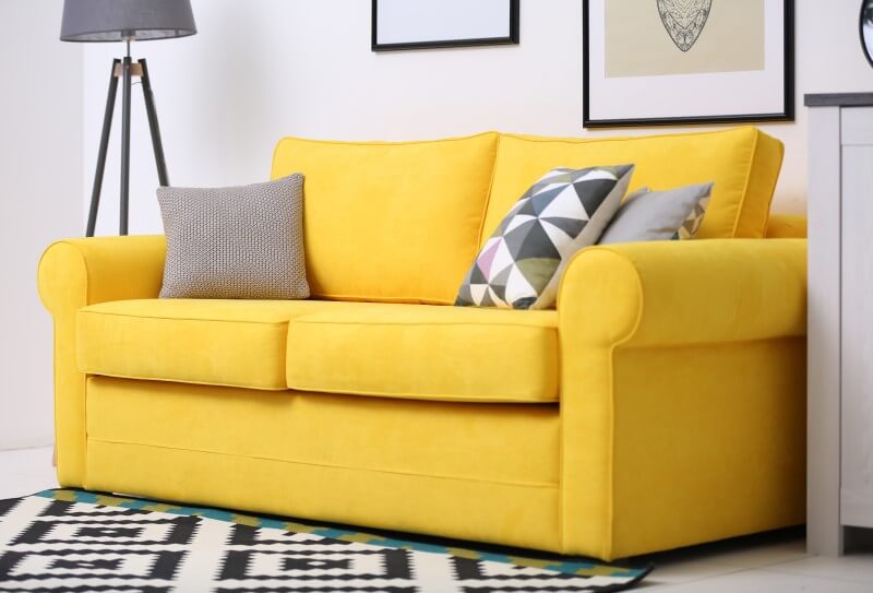 Foto de uma sala pequena com sofá amarelo | Pantone 2021 | Decoração | Blog da Tenda