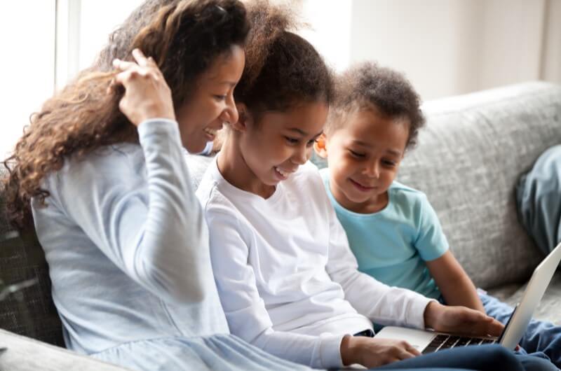 Como ter renda para comprar a casa própria | Foto de uma mãe e os filhos pesquisando na internet | Guia da Tenda | Blog da Tenda