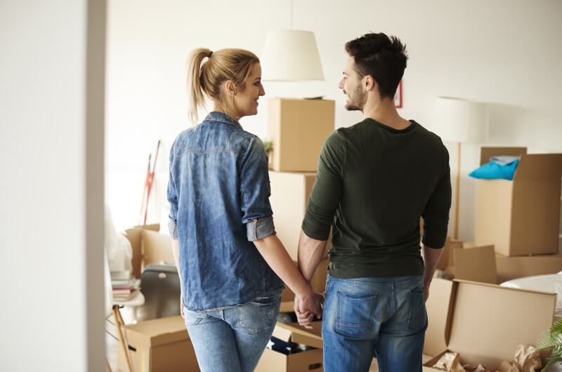 Foto de um jovem casal mudando de casa | Quais são as vantagens de um apartamento | Morar em condomínio | Blog da Tenda