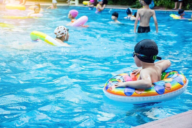 Quem pode usar a piscina de um condomínio | Foto de crianças numa piscina de prédio | Morar em condomínio | Blog da Tenda