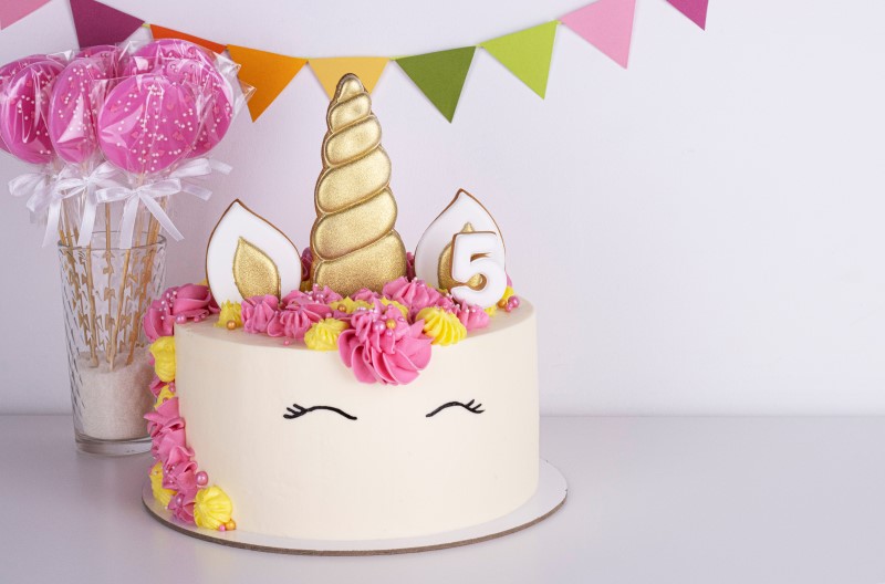 Escolha o tema da sua festa | Foto de um bolo de unicórnio decorado | Eu Dou Conta | Blog da Tenda