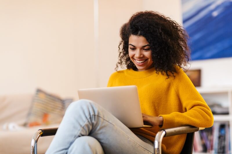 Foto de mulher negra estudando no computador | Educação Financeira | Economize | Blog da Tenda