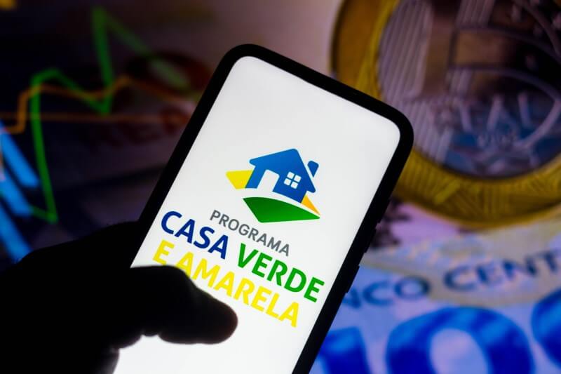 Imagem do logo Casa Verde e Amarela no celular | Programa habitacional do Governo Federal | Blog da Tenda