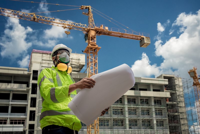 Pesquisar sobre a reputação da construtora | Foto de um engenheiro em uma construção de prédio | Guia da Tenda | Blog da Tenda
