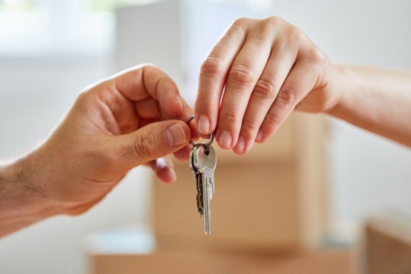Foto de duas mãos na entrega de chaves | O que fazer na entrega de chaves de um apartamento | Guia da Tenda | Blog da Tenda