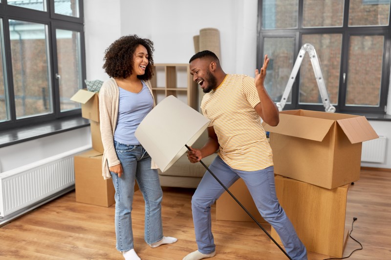 Como fazer uma mudança para apartamento | Foto de uma casal fazendo mudança para apartamento | Blog da Tenda