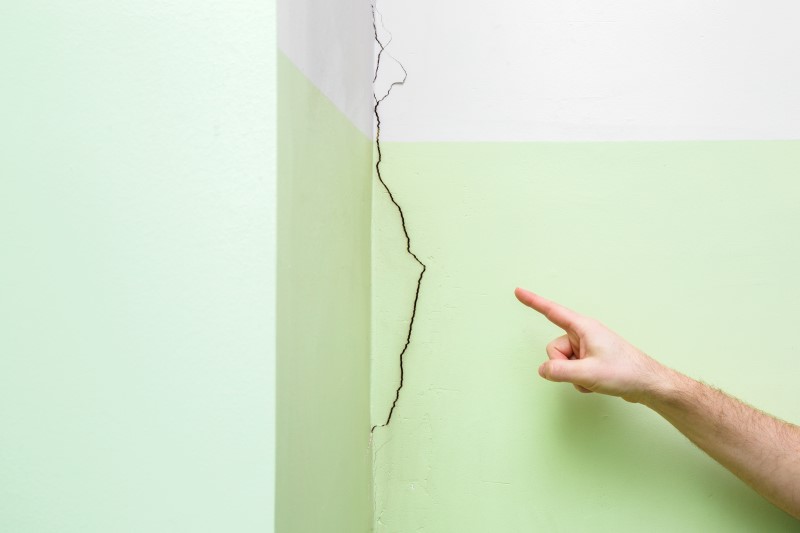 Como identificar problemas na construção de apartamento | Foto de uma parede rachada | Blog da Tenda