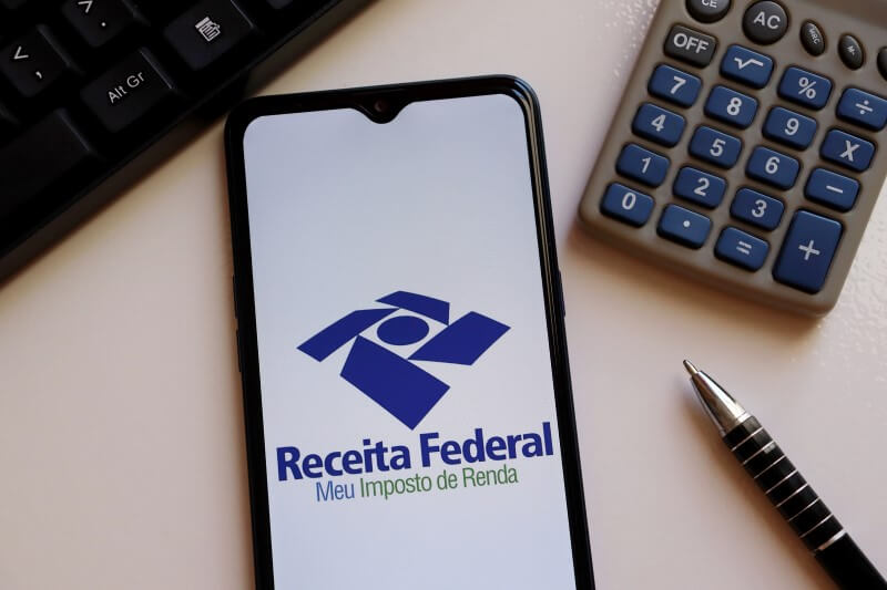 Pague suas dívidas com a Receita Federal e INSS | Foto de um celular com a logo da Receita Federal | Guia da Tenda | Blog da Tenda