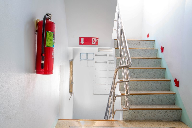 Como funciona as saídas de emergência de um condomínio | Foto de escada de emergência de prédio | Blog da Tenda
