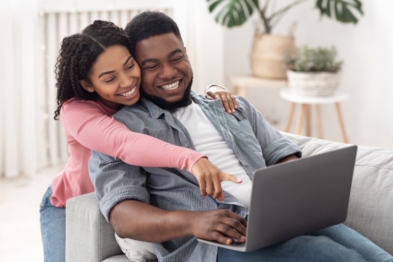 Foto de casal negro feliz comprando pela internet | Declarar IR | Blog da Tenda