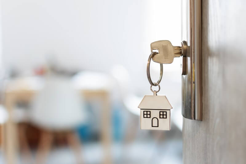 Foto de chave de casa na porta | Declarar imóvel no IR | Blog da Tenda