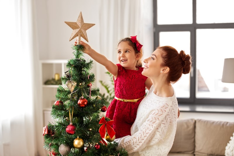 Como decorar a árvore de Natal | Foto de uma mãe com a filha decorando árvore de Natal | Decoração | Blog da Tenda