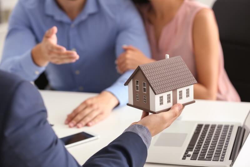Diferença entre consórcio e financiamento imobiliário | Foto de casal fechando contrato compra de casa | Guia da Tenda | Blog da Tenda