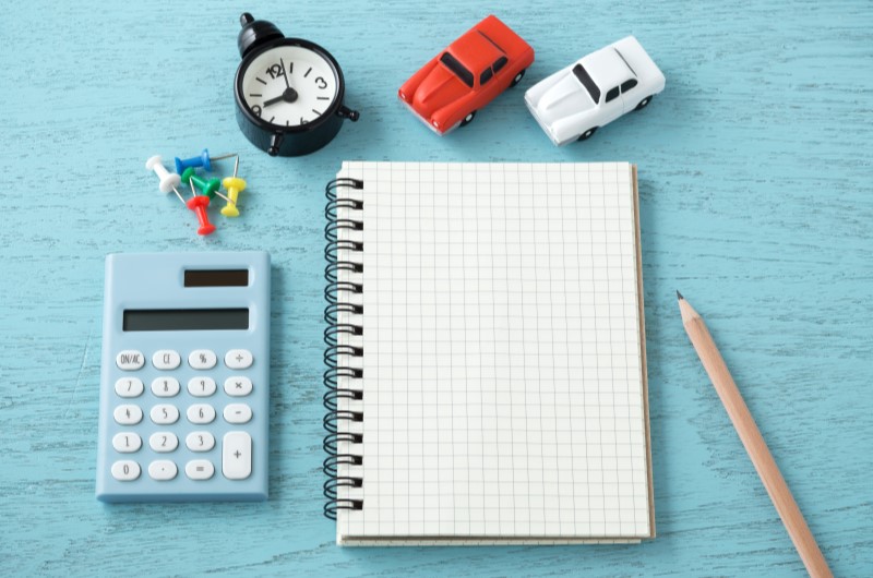 Como organizar as finanças | Um caderno, calculadora, lápis, relógio e carrinhos | Dúvidas sobre dívidas | Eu Dou Conta