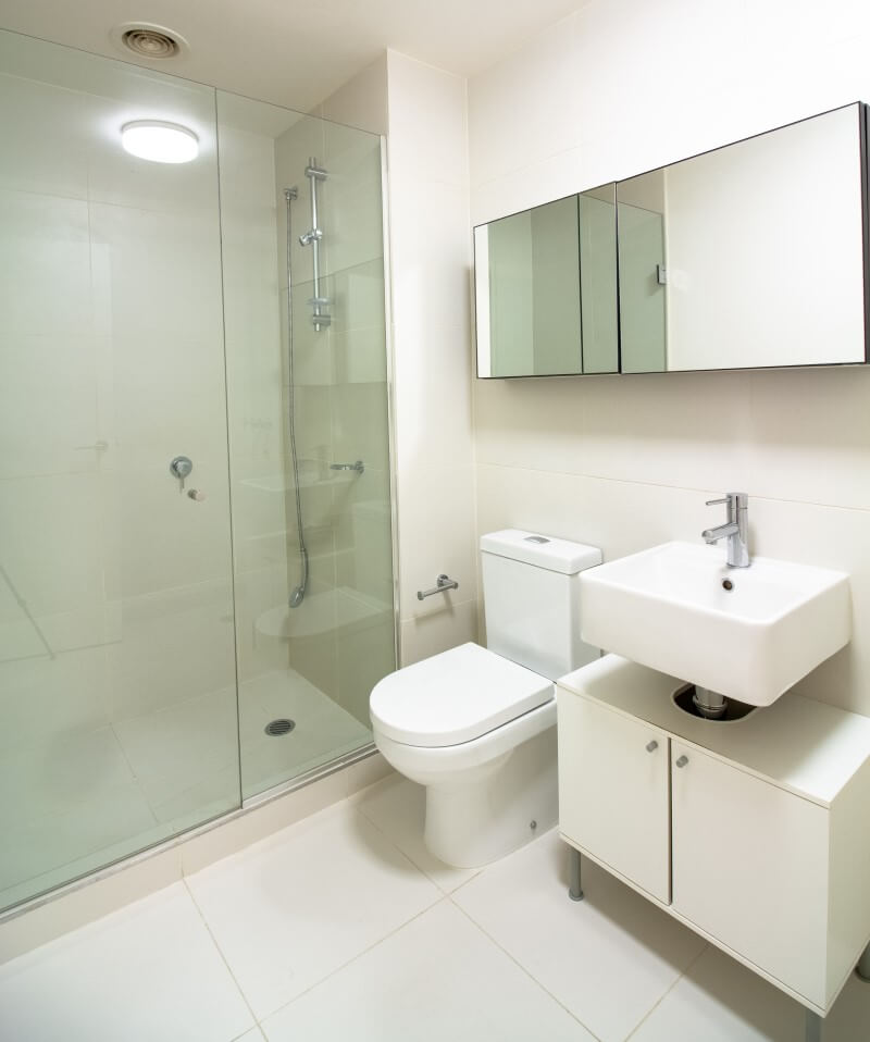 Foto de um banheiro branco pequeno de apartamento | Móveis para espaços reduzidos | Blog da Tenda
