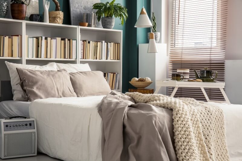 Foto de cama de casal com prateleiras na cabeceira | Como escolher a mobília certa para imóvel enxuto | Blog da Tenda