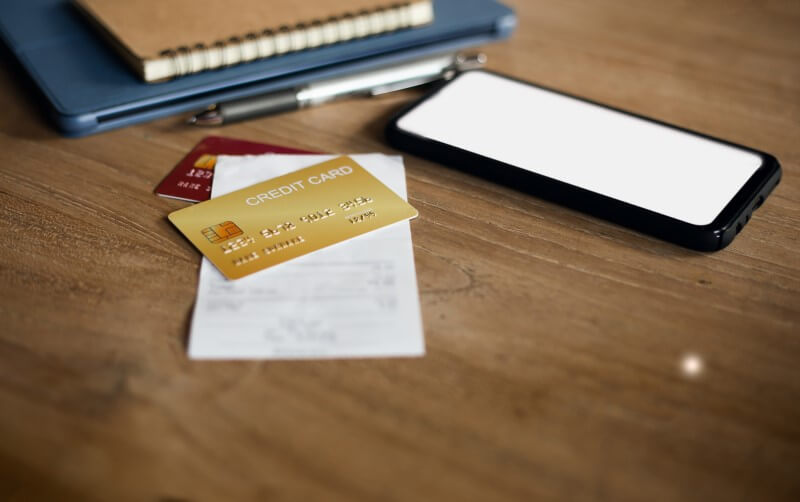 Foto de cartões de crédito e celular | Organização financeira | Economize | Blog da Tenda