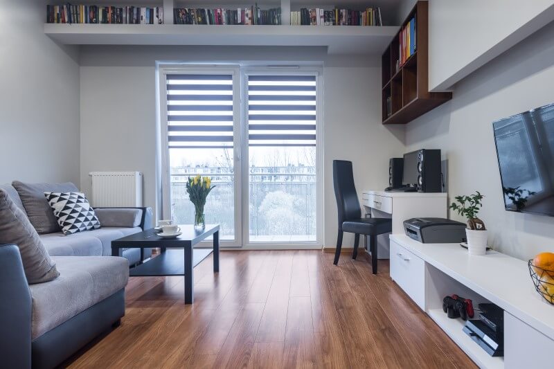 Foto de sala de estar com home office de apartamento | Como mobiliar imóveis com pouco espaço | Blog da Tenda