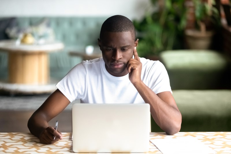 Foto de um homem negro pesquisando no computador | Como comprar um apartamento com pouco dinheiro | Guia da Tenda | Blog da Tenda 