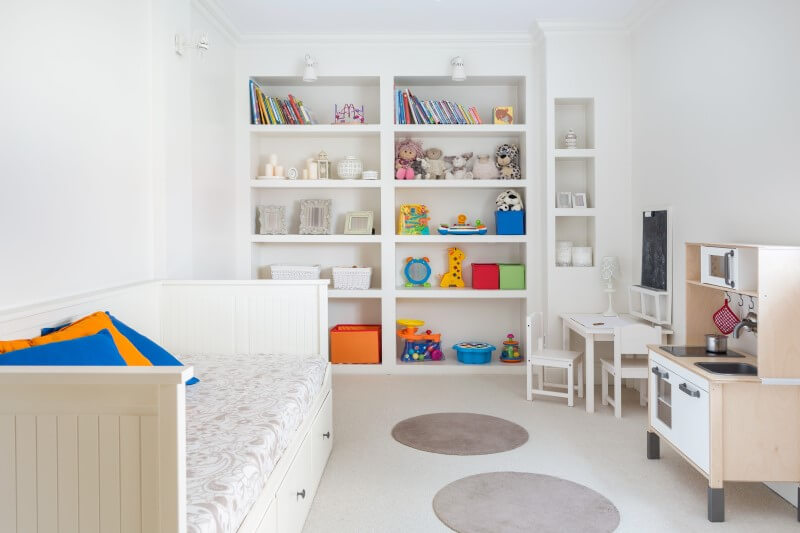 Foto de quarto infantil com prateleira e cama | Mobília ideal para imóveis compactos | Blog da Tenda