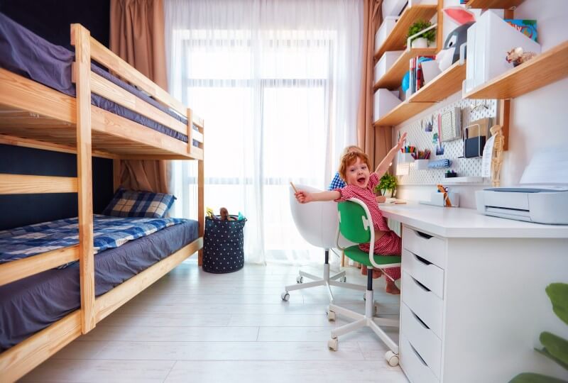 Foto de quarto infantil com beliche e mesa para estudos | Mobília perfeita para espaços enxutos | Blog da Tenda