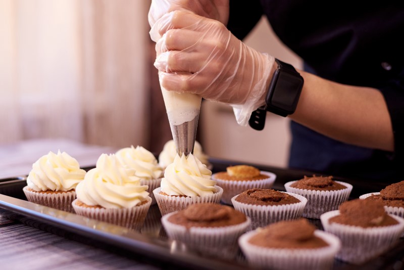 Como fazer uma renda extra para financiar um imóvel | Foto de uma pessoa fazendo cupcakes | Guia da Tenda | Blog da Tenda