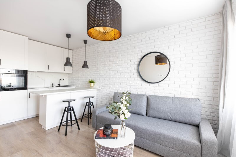 Foto de sala de estar e cozinha de apartamento pequeno com espelho na parede | Itens para imóvel compacto | Blog da Tenda
