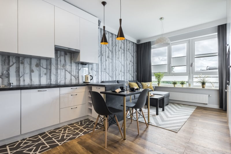 Foto de uma cozinha e sala de jantar com móveis planejados em apartamento pequeno | A mobília ideal para imóvel compacto | Blog da Tenda
